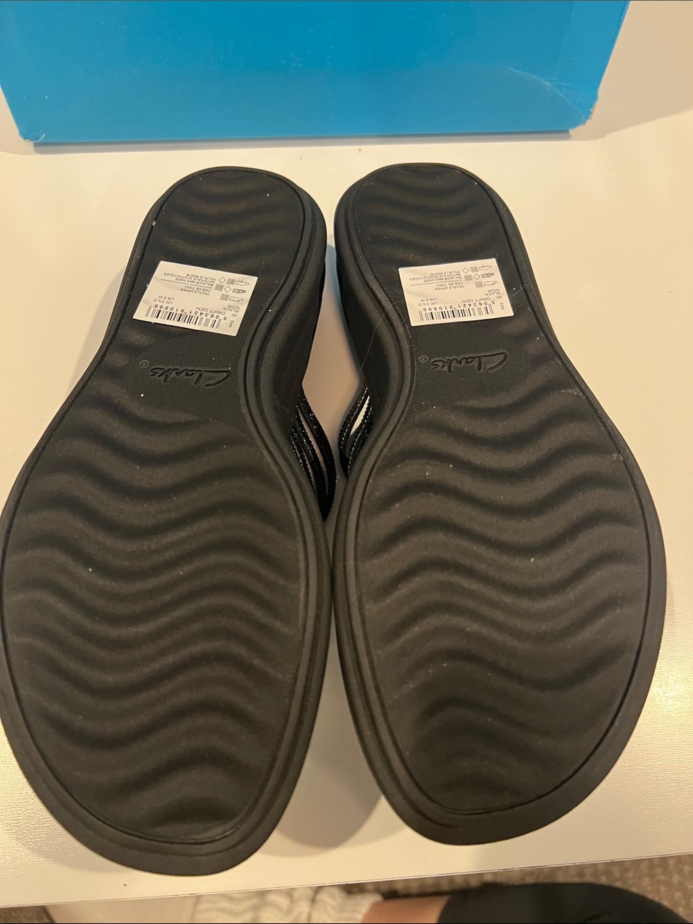 Clarks Cloudsteppers Black Beaded Thong Sandals - Picture 5 of 6